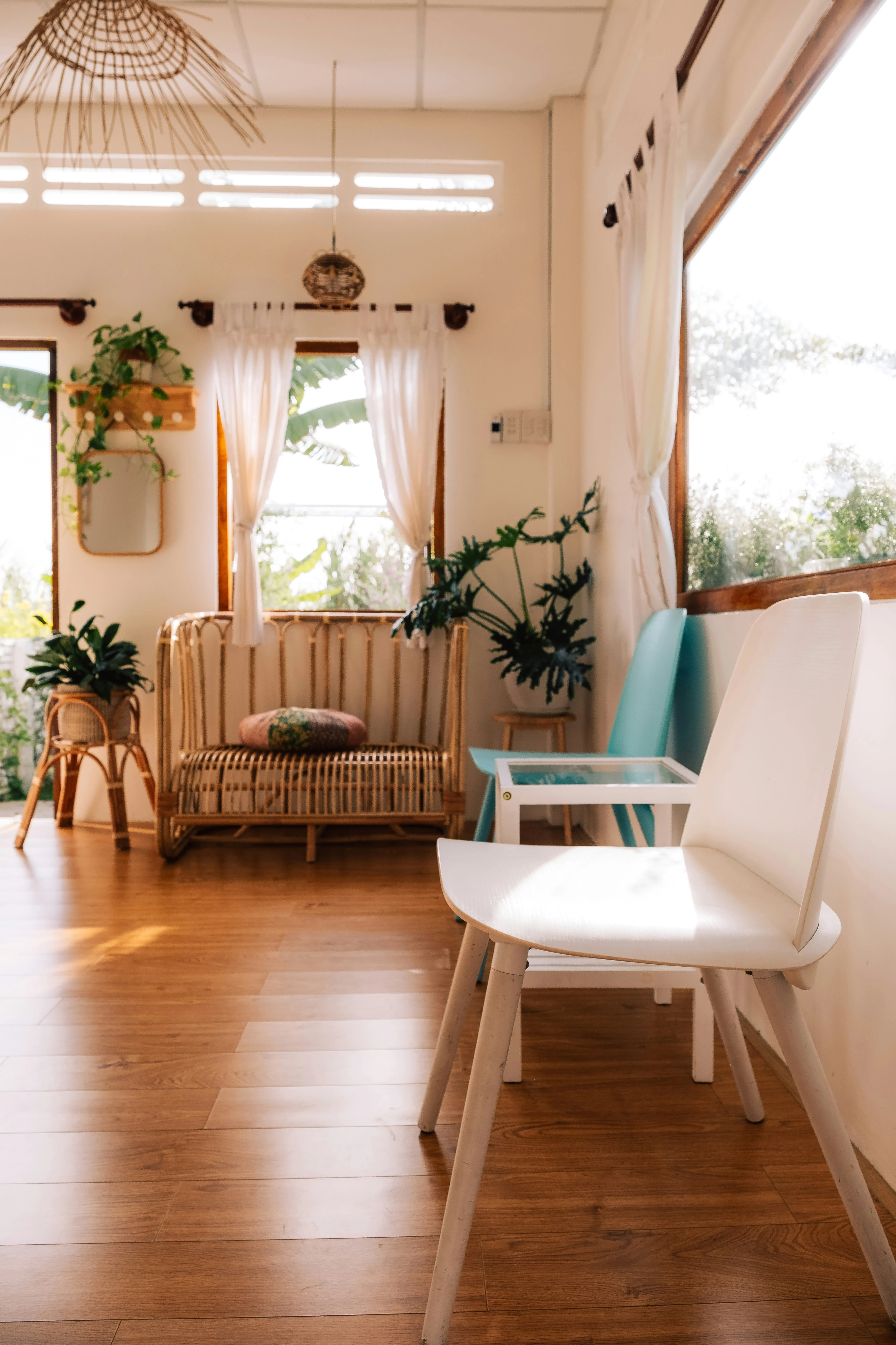 Image of the beach themed living room with blue walls and red couch.